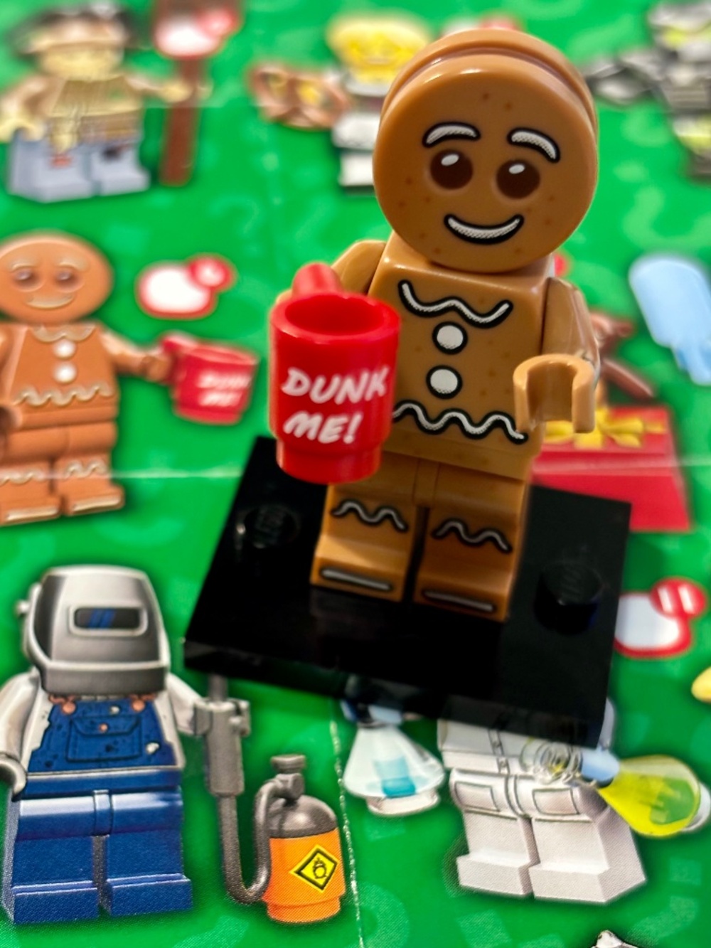 LEGO SERIES 11 "Gingerbread Man" col11-6 with stand, pamphlet & accessories.